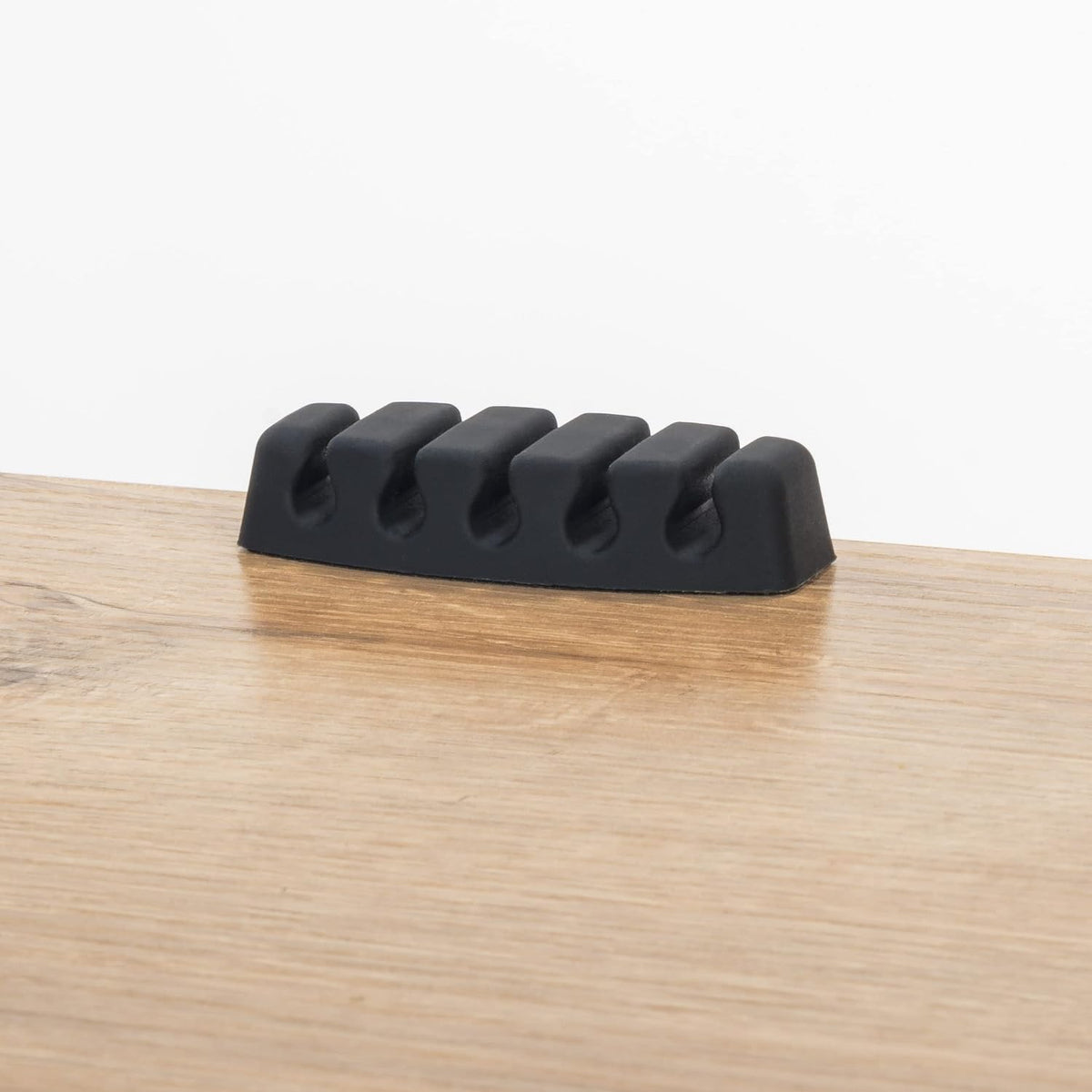 IRIS USA Computer Desk with Cable Organizer and Tray
