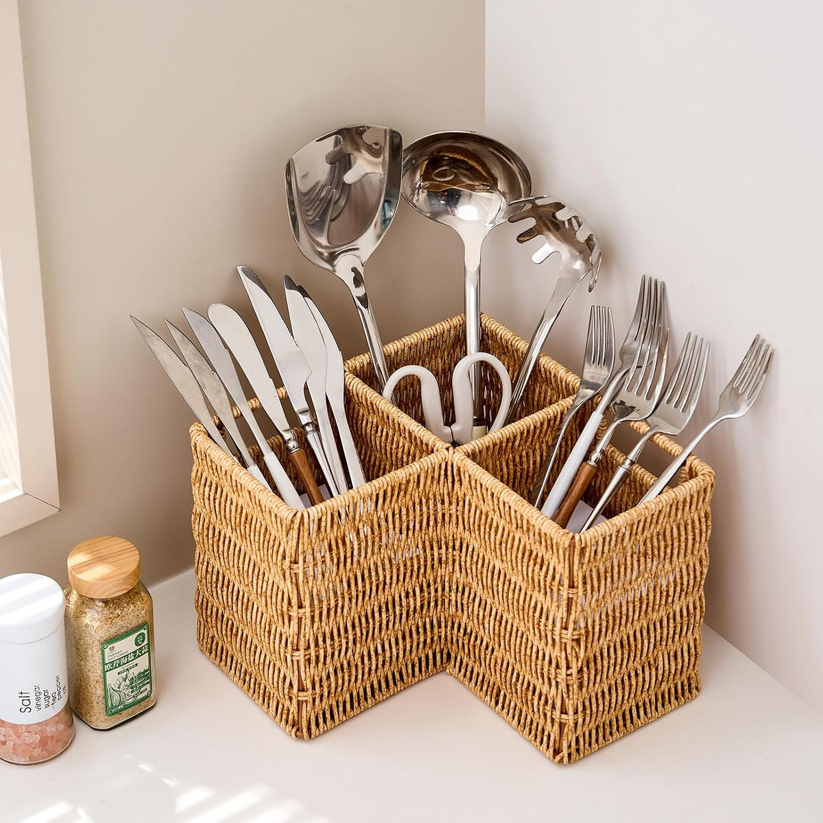 Berdeng 3-Compartment Silverware Caddy, Faux Rattan Utensil Holder with 2 Handles, Washable Woven Flatware Organizer for Forks, Knives and Spoons, Kitchen Countertop and Dining Table